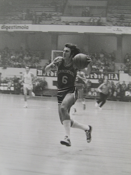 Pino Brumatti in palleggio sul campo del mitico Palalido di Milano